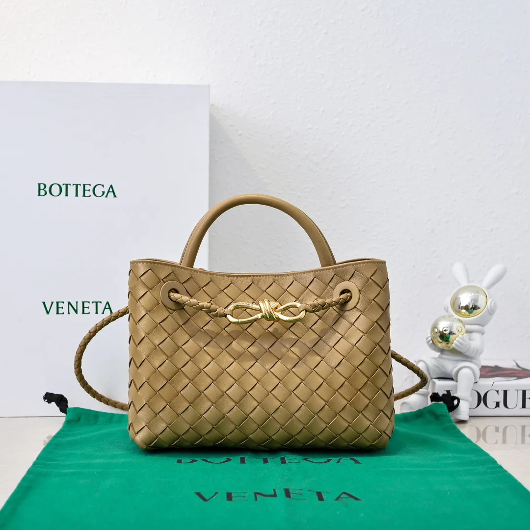 Batch 1860 B's 2023 spring and summer new model continues the brand's woven style with detailed metal knot switch buckles. This time, the shoulder straps are also made into tube weaves, showing different craftsmanship. The carrying method is versatile to create more different looks. Intrecciato woven leather small handbag, equipped with sliding crossbody strap. Internal compartments, including 1 zipper pocket and 2 open pockets with magnetic buckle closure. Size: 25*20*10cm, model: 7463#